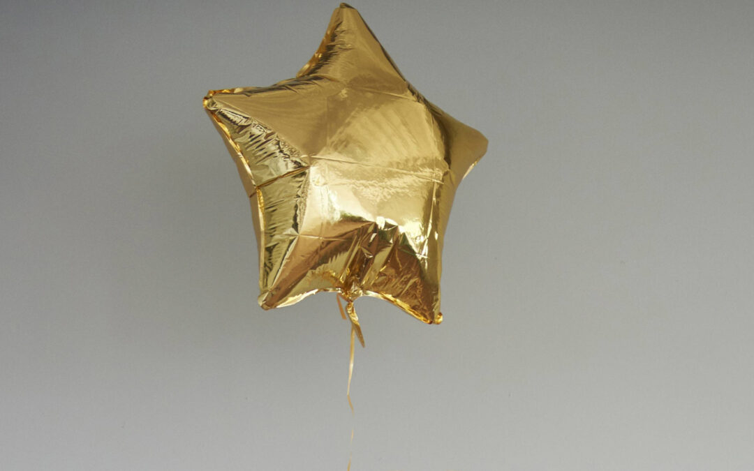 Luftballon an Kirchendecke fesselt Gemeinde seit Wochen