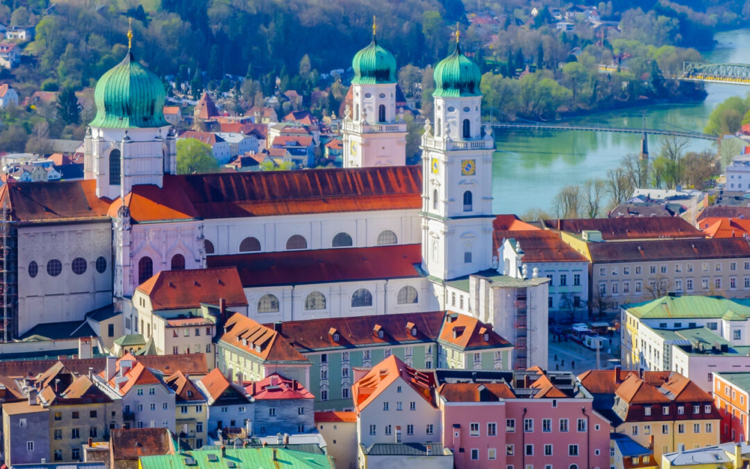 Rund 1.000 Menschen demonstrieren in Passau für abgesetzten Pfarrer