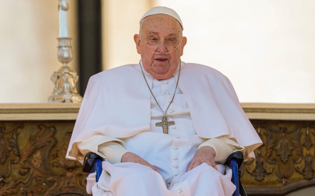 Papst Franziskus zeigt sich überraschend auf dem Petersplatz