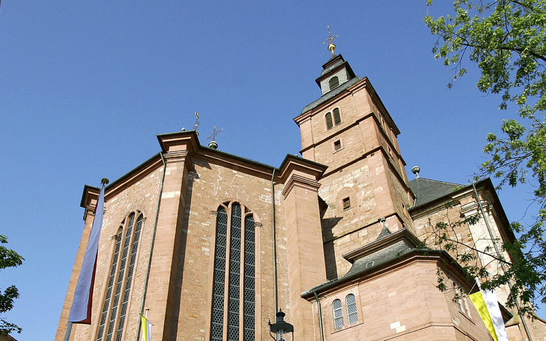 Betrunkener Kirchendieb mit Priestermütze im Dönerimbiss