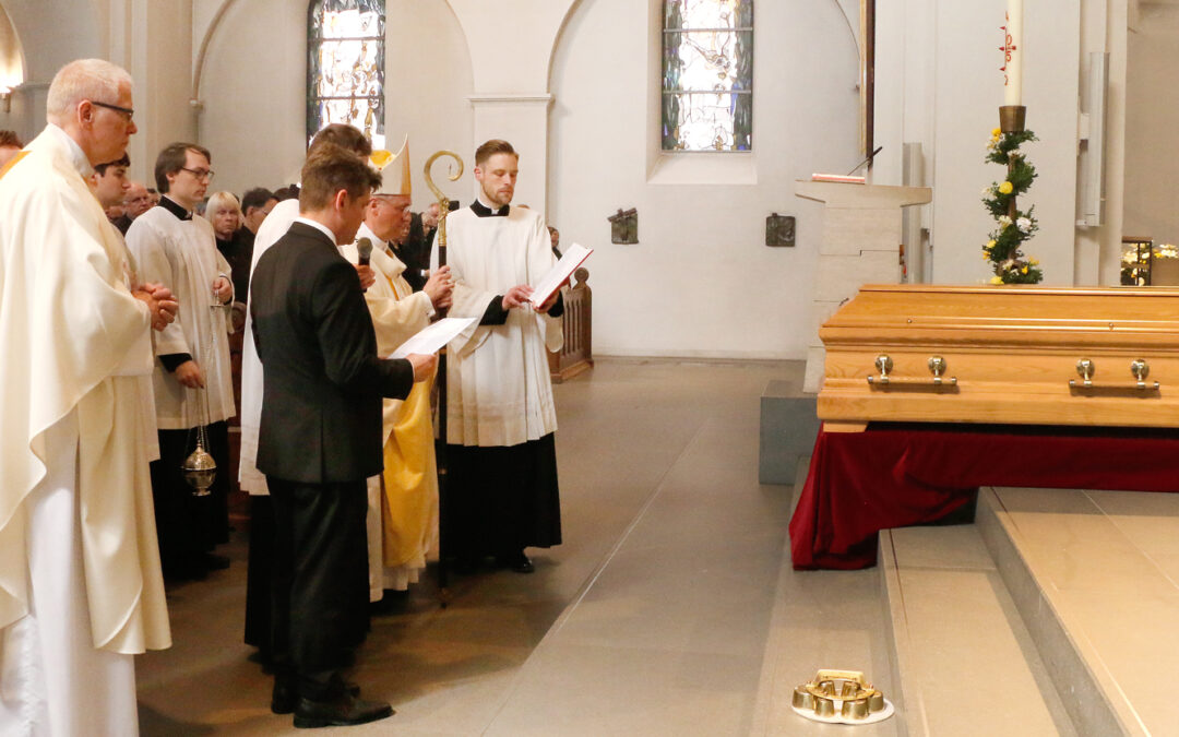 Hamburger Alterzbischof Thissen im Marien-Dom beigesetzt