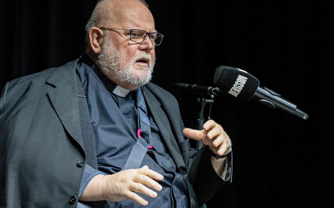 Mit Armschiene: Kardinal Marx präsentiert sein neues Buch