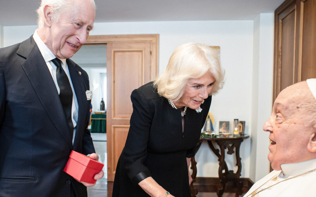Warum Camilla bei Papst Franziskus in Schwarz erschien