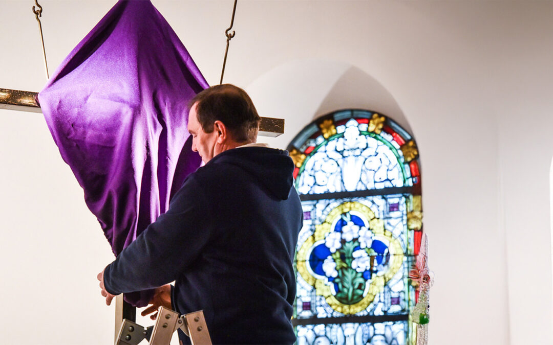 Warum Katholiken in der Fastenzeit das Kreuz verhüllen